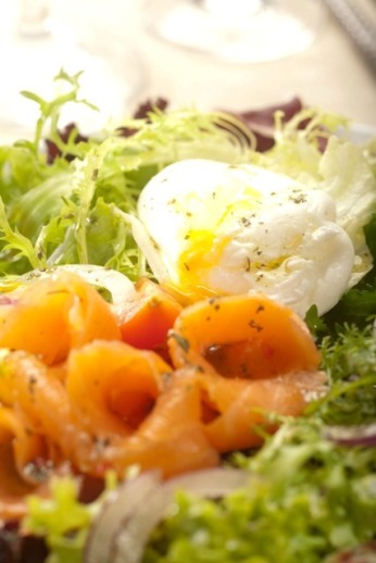 Salát s plátky uzeného lososa, vejcem a francouzskou zálivkou
