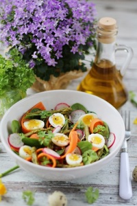 Jarní salátek a vajíčkem a chřestem