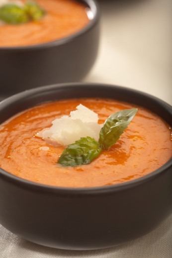 Studená polévka z červené papriky se sušenými rajčaty, bazalkou a čerstvě nastrouhaným parmezánem